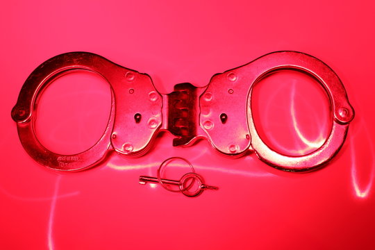 Handschellen im Rotlicht - Fesseln / Bondage