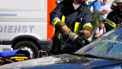 Feuerwehr beim abtrennen der A-Säule eines verunfallten PKW mit der Rettungsschere