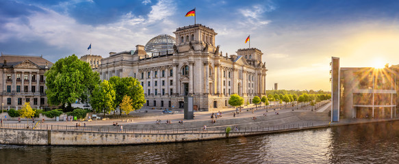 Fototapeta premium berlińska dzielnica rządowa z rzeką Spree