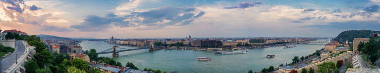 Obraz premium panorama of budapest and the danube river