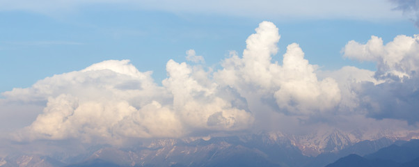 cloud of clouds over the mountains