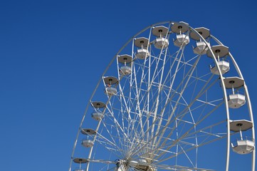 ruota panoramica su cielo blu