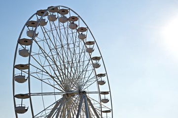 ruota panoramica su cielo blu