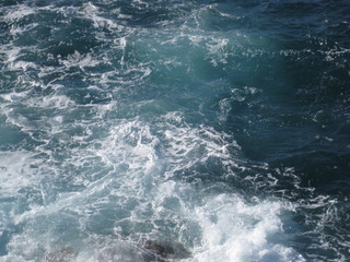 Fototapeta na wymiar Mar revuelto, con olas y espuma blanca