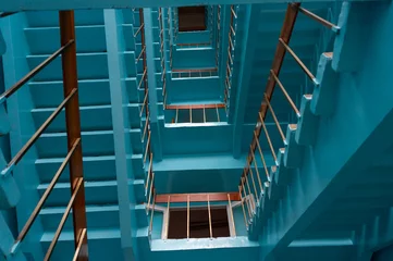 Treppen im Bürogebäude, blau getöntes Bild, spirituelles Konzept © donikz
