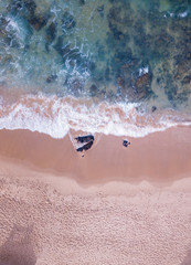 Obraz premium Aerial view of waves on the beach