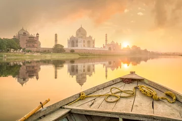 Stickers pour porte Inde Vue panoramique du Taj Mahal au coucher du soleil