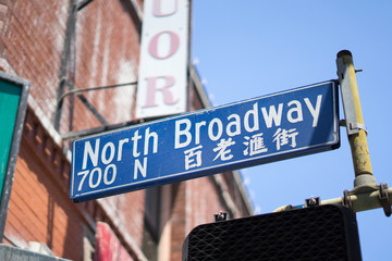 Chinatown in LA have Chinese road name and English