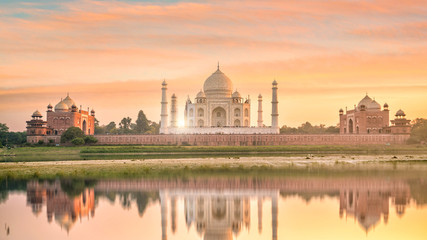 Panoramic view of Taj Mahal at sunset - obrazy, fototapety, plakaty