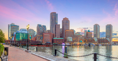 Fototapeta premium Boston Harbor i Financial District w zmierzchu, Massachusetts ...