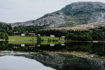 Obraz premium Paisaje reflejado. Noruega
