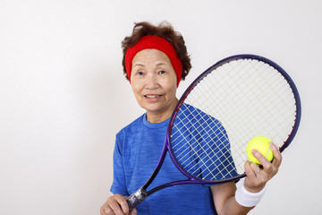 テニスを楽しむシニア女性