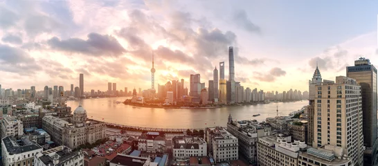 Gordijnen Panoramisch uitzicht op het stadsbeeld en de skyline van Shanghai bij zonsopgang © Eugene