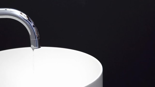 蛇口から滴るしずく-faucet-02