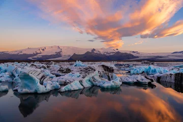 Crédence de cuisine en verre imprimé Glaciers Icebergs in Jokulsarlon glacier lagoon. Vatnajokull National Park, Iceland Summer.Midnight Sun.