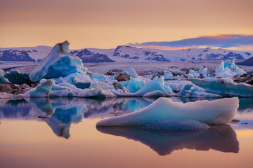 Icebergs dans la lagune glaciaire de Jokulsarlon. Parc national de Vatnajokull, Islande Summer.Midnight Sun.
