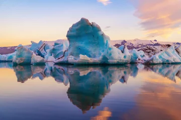 Crédence de cuisine en verre imprimé Glaciers Icebergs in Jokulsarlon glacier lagoon. Vatnajokull National Park, Iceland Summer.Midnight Sun.