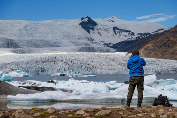 Fototapeta premium Traveler at the Iceberg lagoon of Fjallsarlon, Iceland.