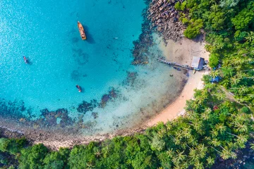 Fotobehang Tropisch strand Blauw turquoise water zee-eiland met groene boom zomervakantie achtergrond