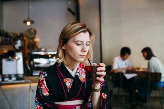 コーヒーを飲む着物の女性