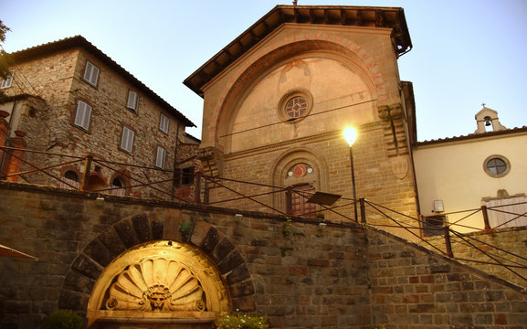 Abendlich beleuchtete Kirche Propositura di San Niccol&oacute; in der Altstadt von Radda in Chianti
