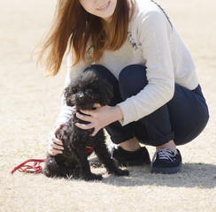 愛犬と遊ぶ若い女性