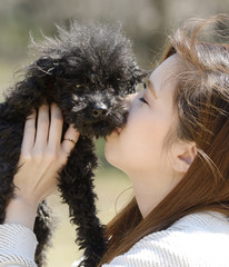 愛犬と遊ぶ若い女性