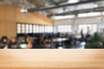 Obraz premium Selected focus empty brown wooden table and Coffee shop or restaurent blur background with bokeh image. for your photomontage or product display