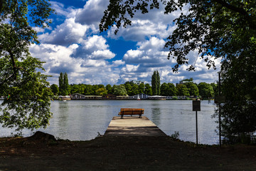 Seeblick Holzsteg mit Bank am See