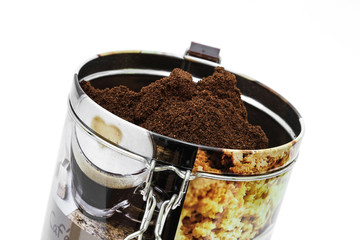 Kaffeepulver in einer Vorratsdose
