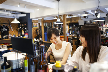 休日をカフェで一緒に過ごしている女性たち