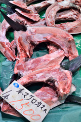解体されたマグロのカマ