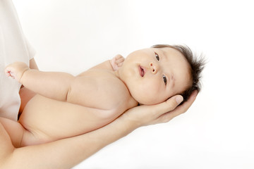 Obraz premium お母さんの腕に乗った新生児 愛しむイメージ