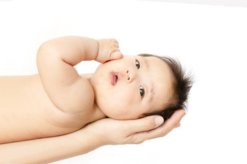 お母さんの腕に乗った新生児　愛しむイメージ