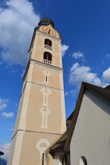 Fototapeta na wymiar Kirche von Sumvitg im Kanton Graubünden