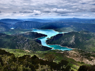 Fototapeta na wymiar Serra de Montsec et falaise en Espagne