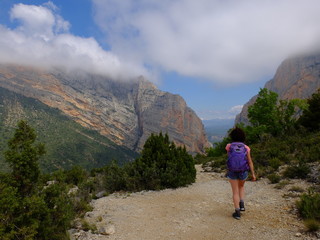 Fototapeta premium Serra de Montsec en espagne sur chemin vertigineux avec randonneur