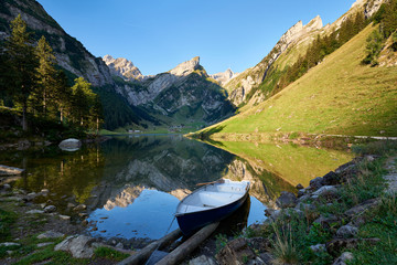 Blick auf Alpsteinmassiv mit Säntis, Spiegelung der Berge im Seealpsee, Ruderboot, Seeufer,...