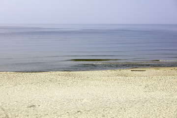 Morze Bałtyckie, widok z zachmurzonym niebieskim niebem 