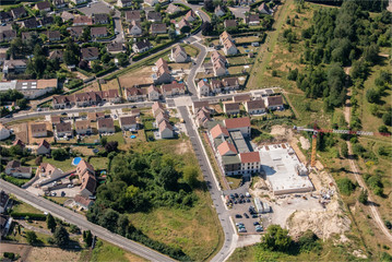 vue aérienne d'un village de l'Oise en France avec des maisons en construction