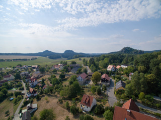 Luftbild Stadt Dorf Landstraße Kreuzung Straßen Zubringer Anbindung trockene felder äcker...