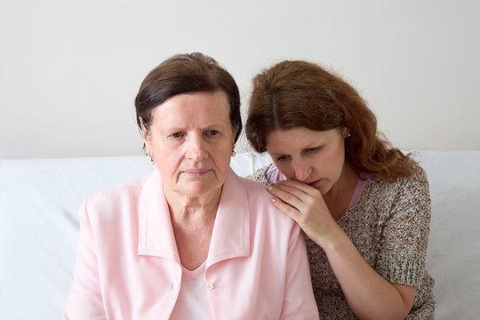 Mutter und ihre traurige Tochter