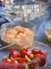 Verschiedene Dips und vegetarische Aufstriche auf einem Buffet.