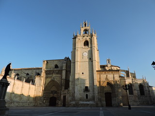 Fototapeta premium Monumental catedral de San Antolín en Palencia, La bella desconocida