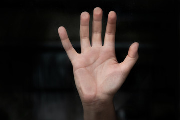 main humaine fond noir doigts