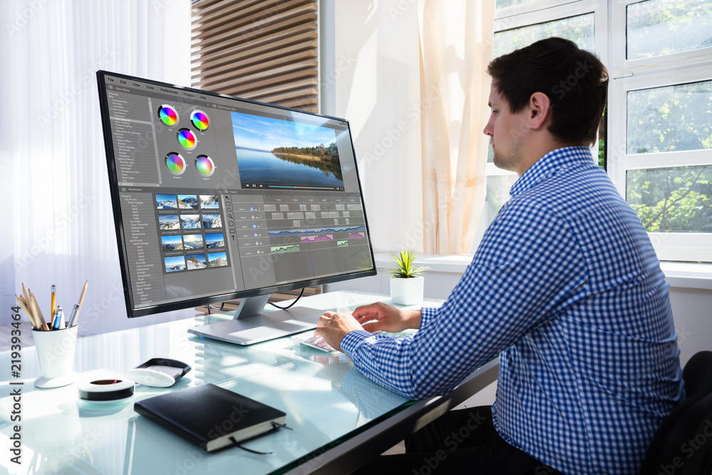 Aufkleber editor editing video on computer