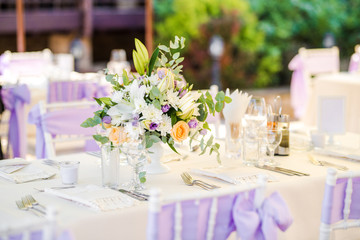 Beautiful fresh flowers table decoration in a restaurant for a special event
