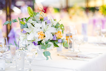 Beautiful fresh flowers table decoration in a restaurant for a special event