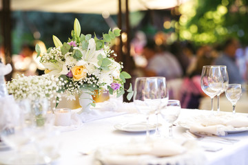 Beautiful fresh flowers table decoration in a restaurant for a special event
