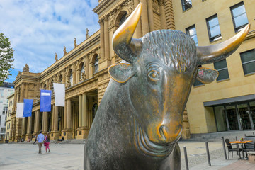 Bulle vor der Boerse Frankfurt am Main